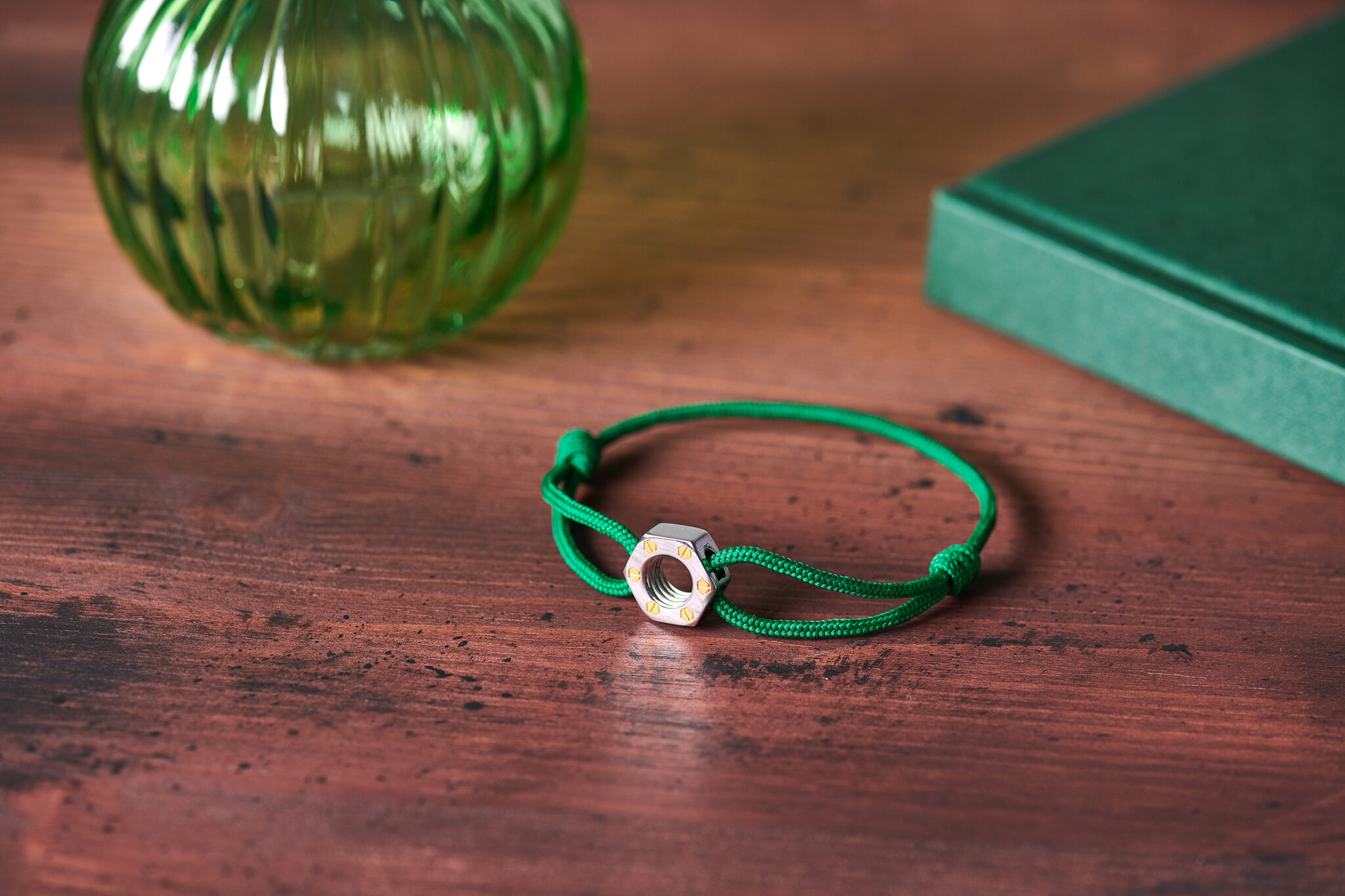 Photo d'un bracelet Omen vert avec l'écriture "France".